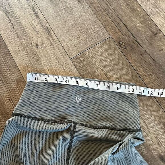 Lululemon women’s leggings size 4 - Picture 4 of 9
